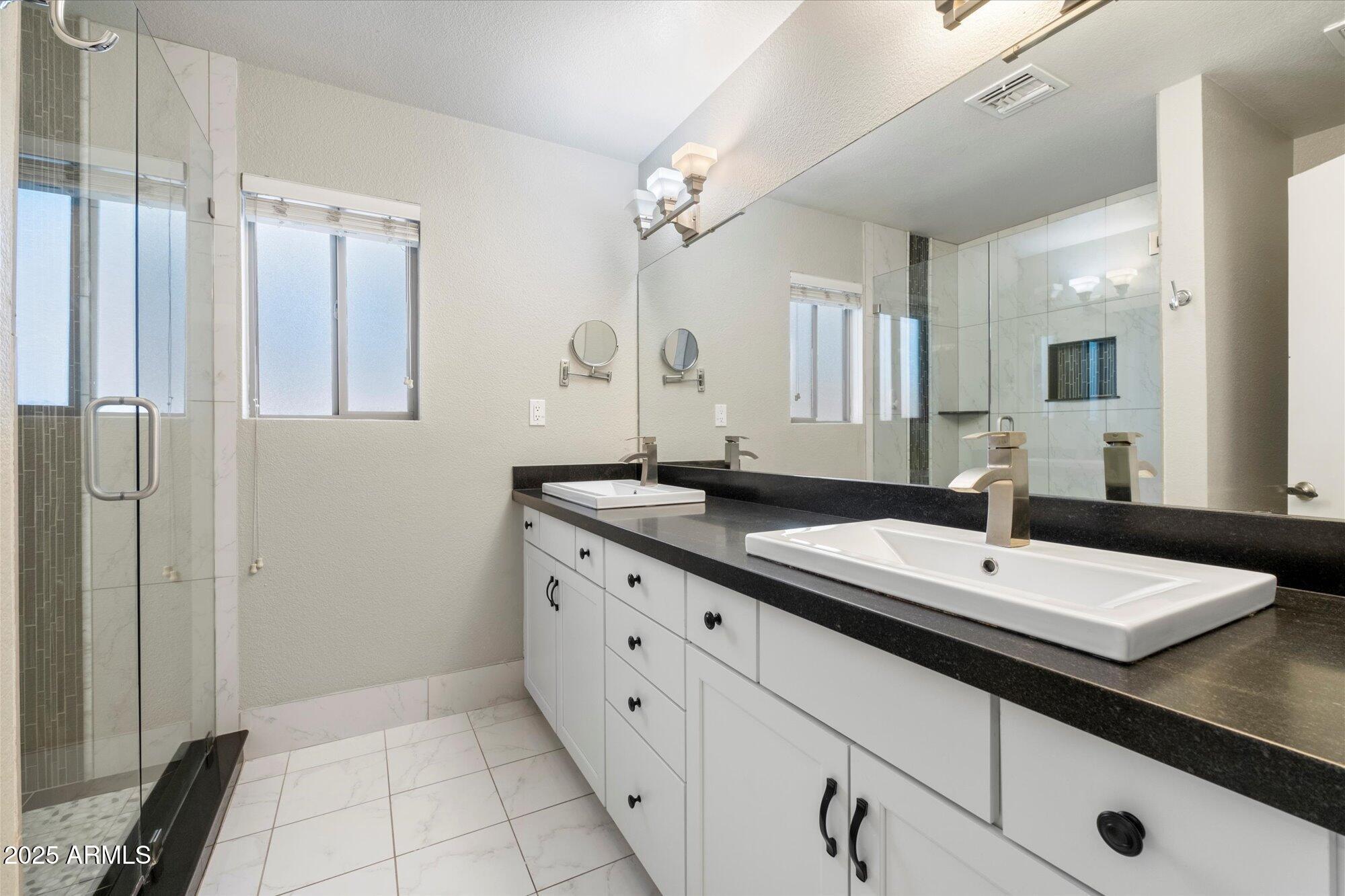 1002 East Grandview Road Phoenix, AZ 85022 - Photo 9 of 29 Primary Bath