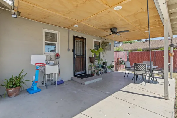 $315,000 | 723 North Lourae Avenue, Reedley, CA 93654