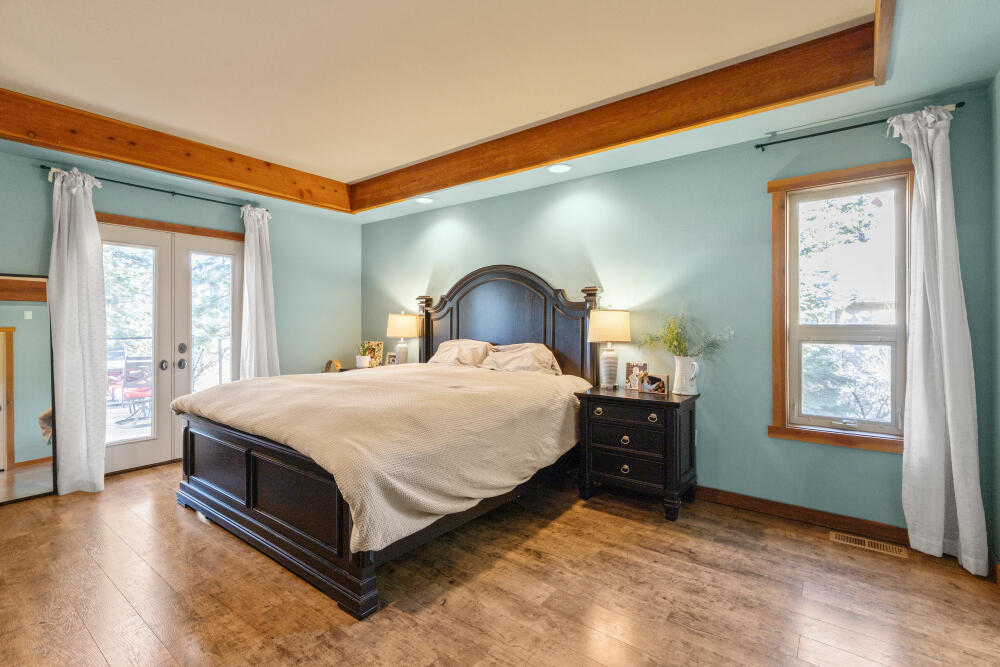 11750 Merganser Road Klamath Falls, OR 97601 - Photo 23 of 66 a bedroom with a bed and a window
