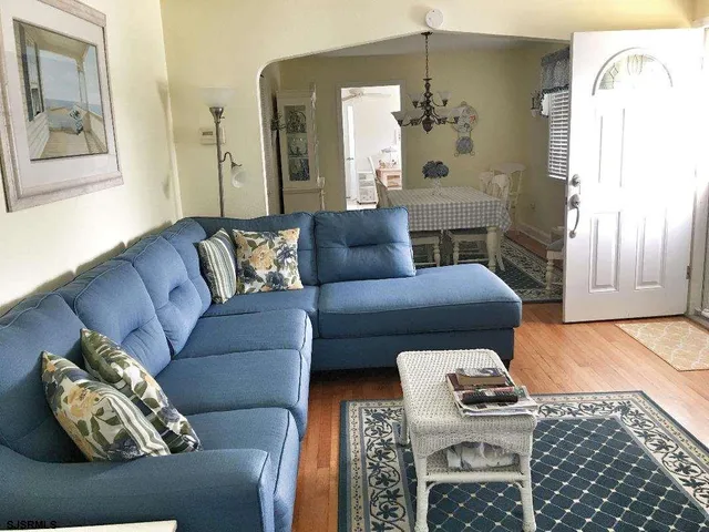 $1,250 | 209 North Rosborough Avenue, Ventnor City, NJ 08406