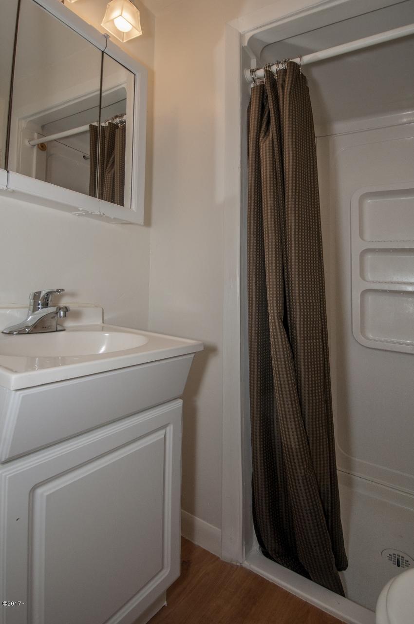 20 Graham Street Depoe Bay, OR 97341 - Photo 7 of 42 Unit 1 - View 4 (850x1280)