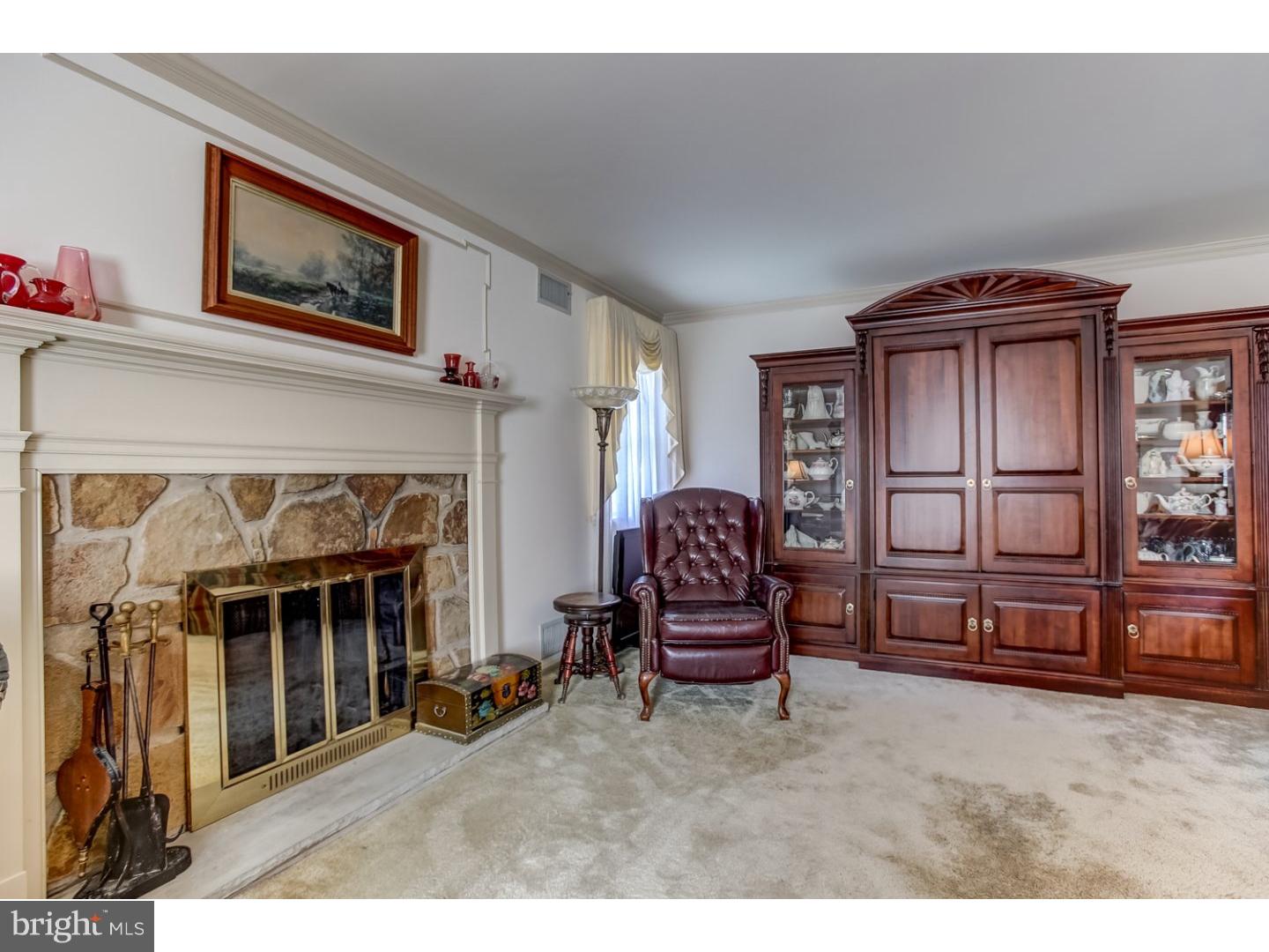 439 Eaton Road Drexel Hill, PA 19026 - Photo 5 of 25 Living Room