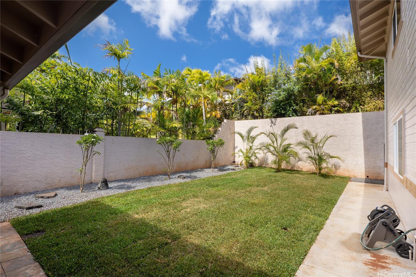95-210 Kuauna Place Mililani, HI 96789 - Photo 21 of 25 a view of a backyard