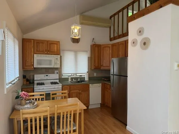 $2,800 | 126 Lynn Avenue, Unit 7, Hampton Bays, NY 11946