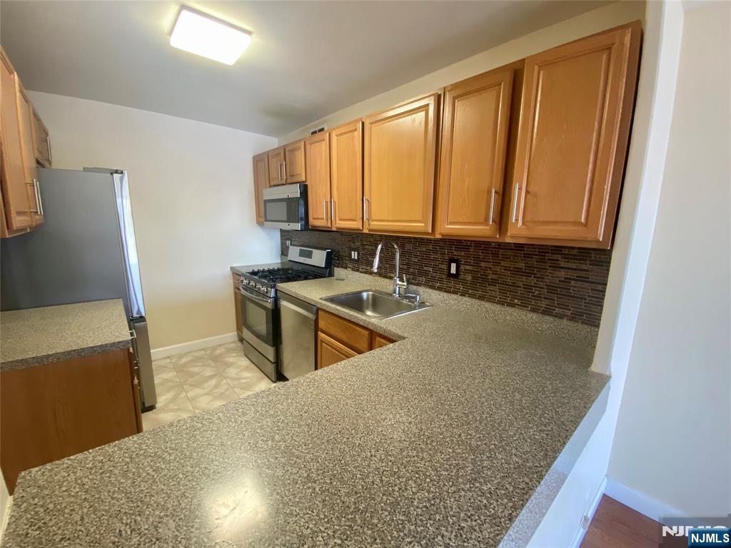 1203 River Road, Unit 14C Edgewater, NJ 07020 - Photo 10 of 25