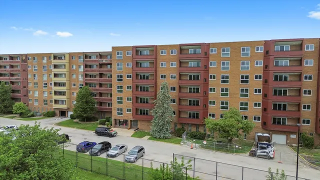 $64,000 | 200 Park Avenue, Unit 527, Calumet City, IL 60409