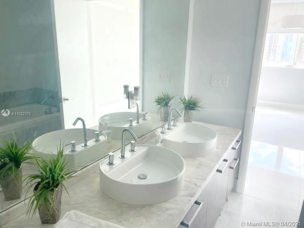 244 Biscayne Boulevard, Unit 3003 Miami, FL 33132 - Photo 17 of 30