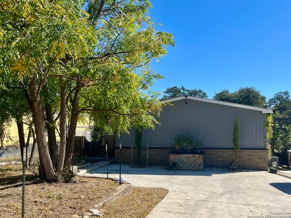 a view of a backyard
