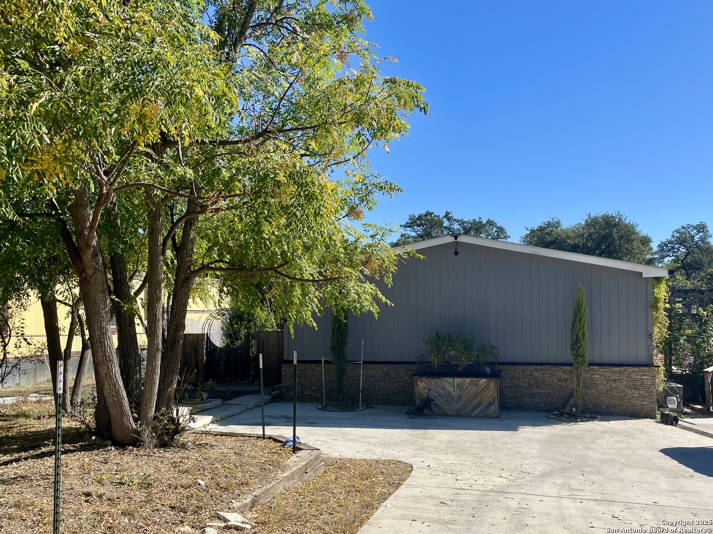 a view of a backyard