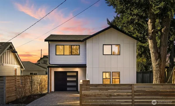 $815,000 | 526 North 100th Street, Seattle, WA 98133