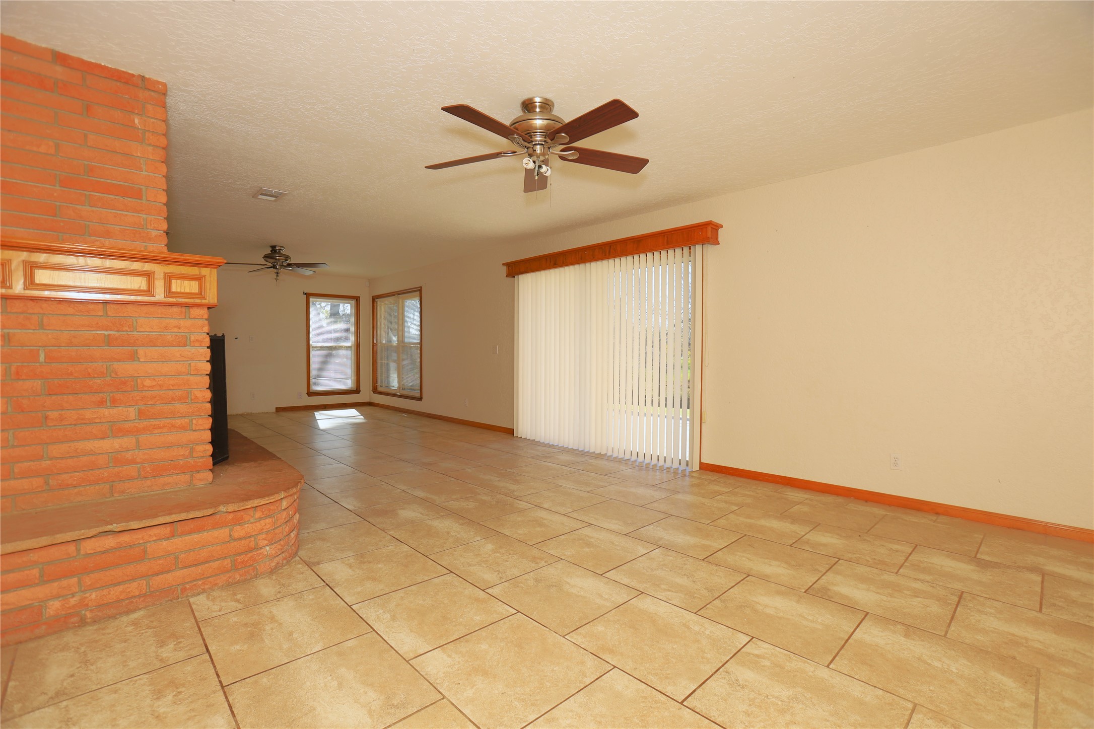 113 Old Angleton Road Lake Jackson, TX 77566 - Photo 6 of 17 Living/Dining Room