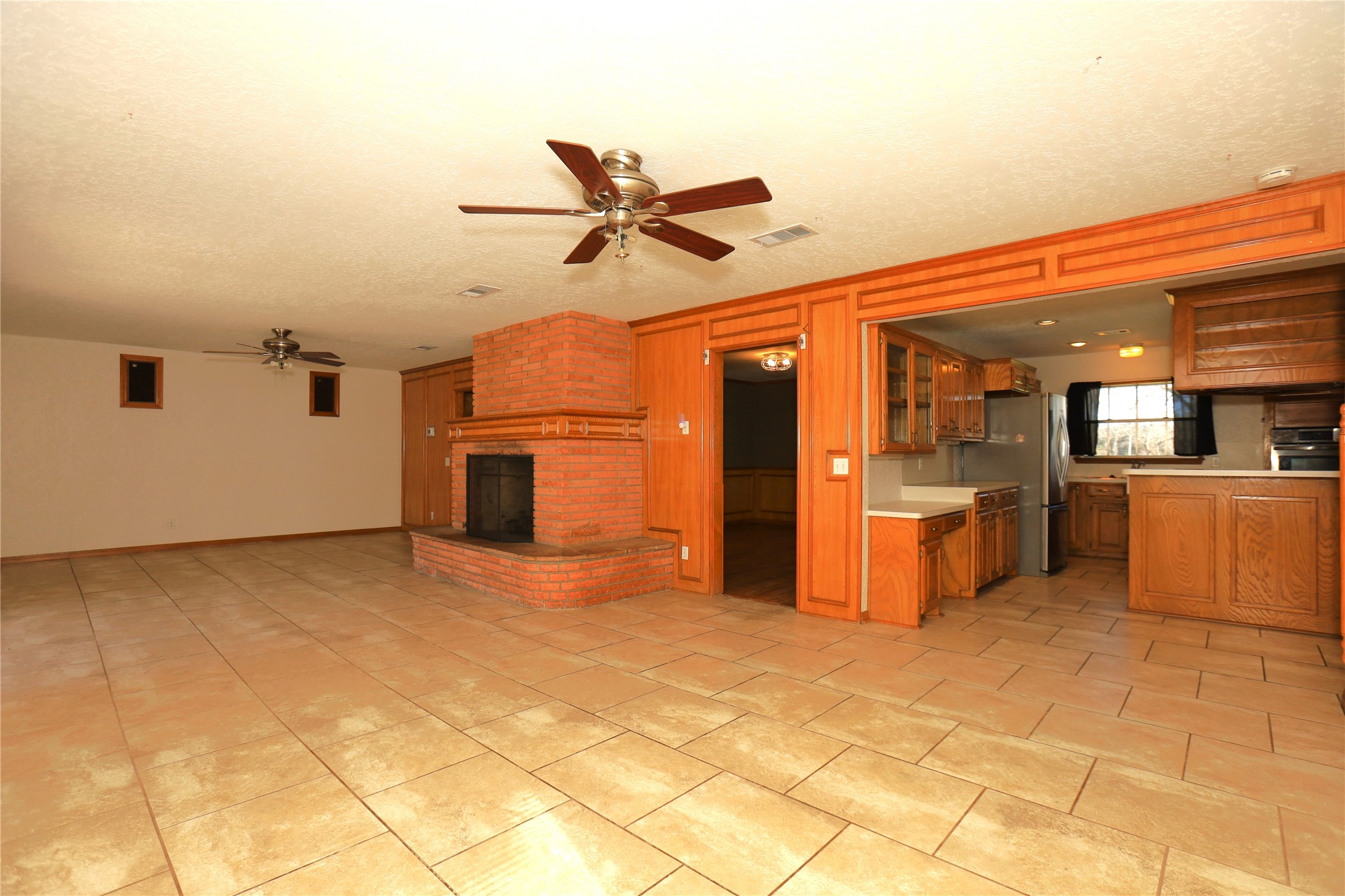 113 Old Angleton Road Lake Jackson, TX 77566 - Photo 8 of 17 Living/Dining Room
