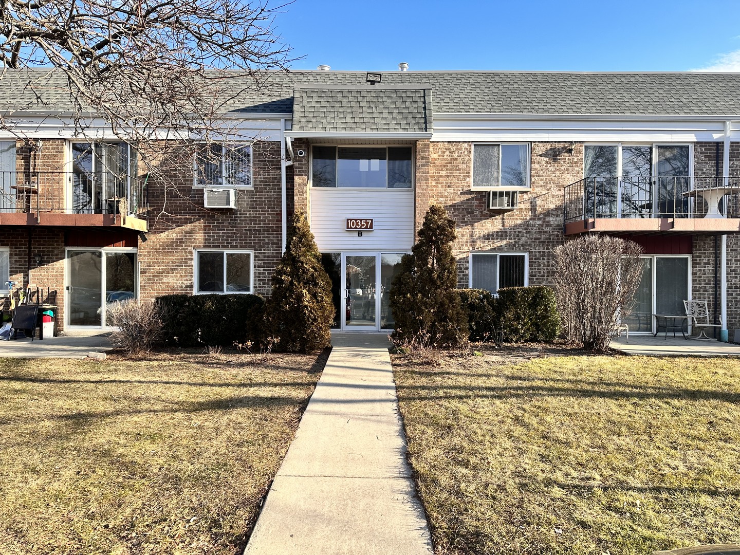 10357 Dearlove Road, Unit 1K Glenview, IL 60025 - Photo 1 of 24 a front view of a building with a fountain