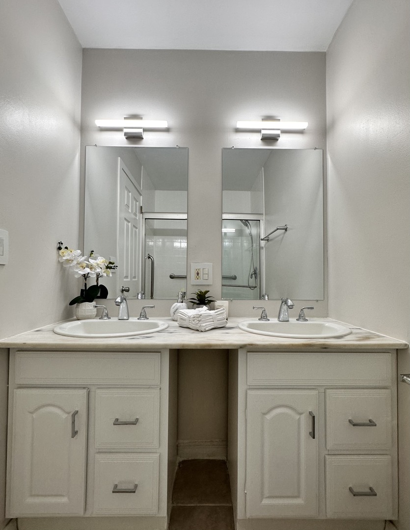 10357 Dearlove Road, Unit 1K Glenview, IL 60025 - Photo 15 of 24 a bathroom with a sink double vanity and a mirror