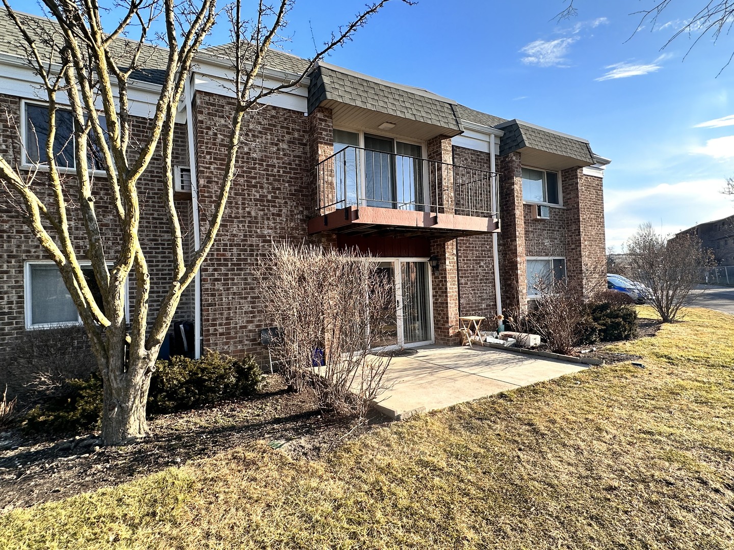 10357 Dearlove Road, Unit 1K Glenview, IL 60025 - Photo 2 of 24 a front view of a house