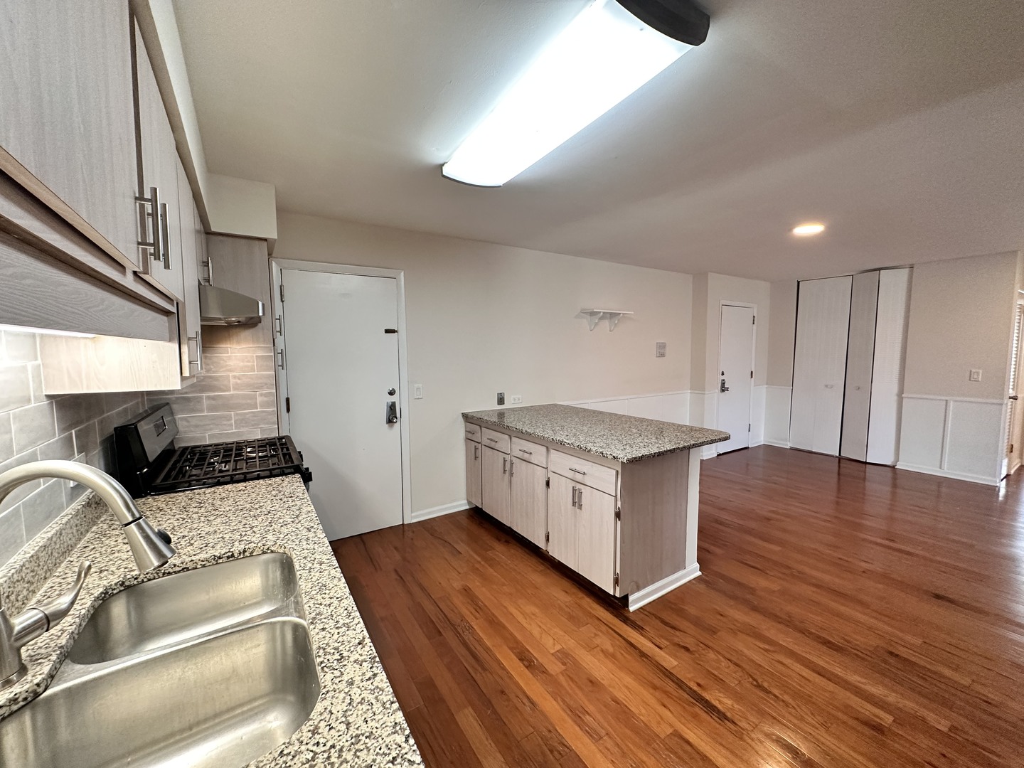 10357 Dearlove Road, Unit 1K Glenview, IL 60025 - Photo 10 of 24 a kitchen with a stove and a sink