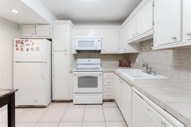 $177,000 | 1811 Jefferson Street, Unit 304, Hollywood, FL 33020