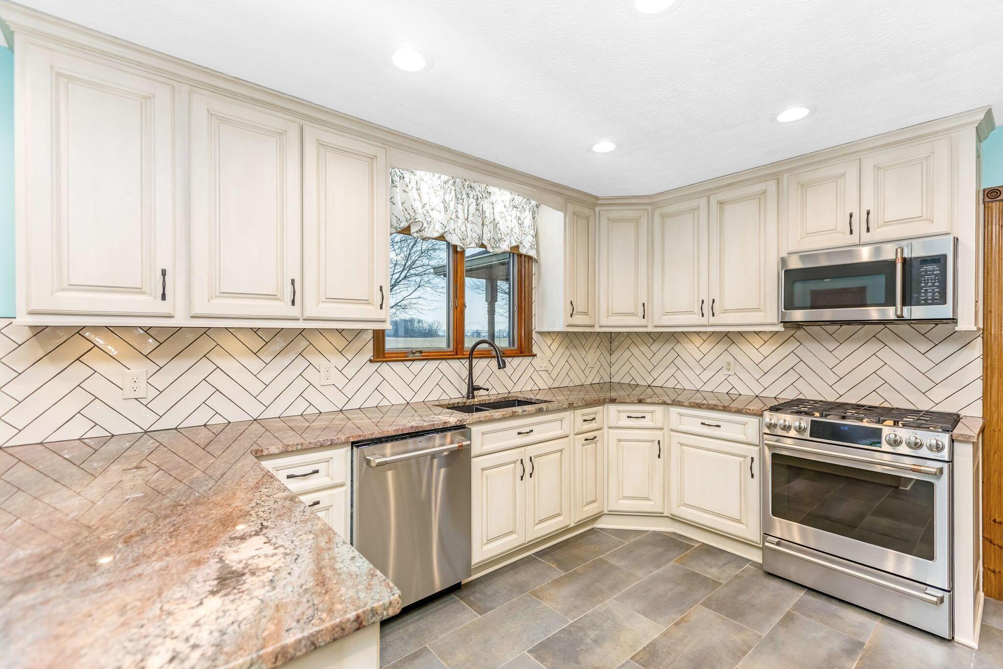 4479 State Rte 762 Lockbourne, OH 43137 - Photo 11 of 64 Upgraded Granite and backsplash
