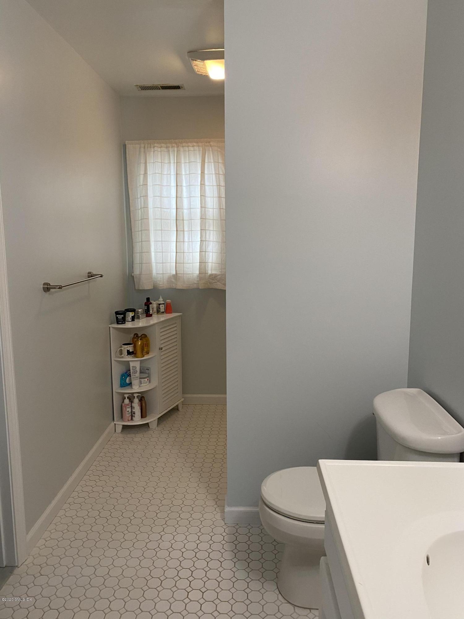 2 Wescott Court Riverside, CT 06878 - Photo 17 of 20 Second Bedroom Bath