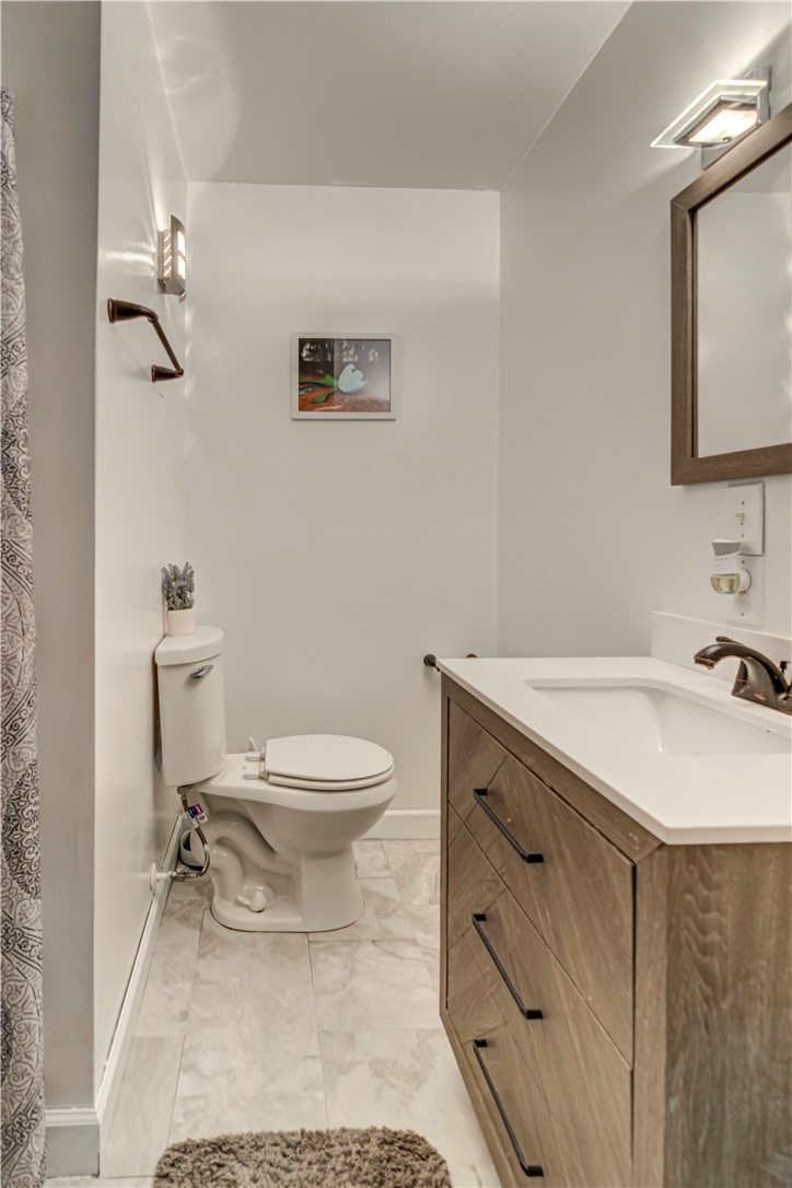 11 Meadow Terrace Drive Decatur, IL 62521 - Photo 17 of 23 Bathroom