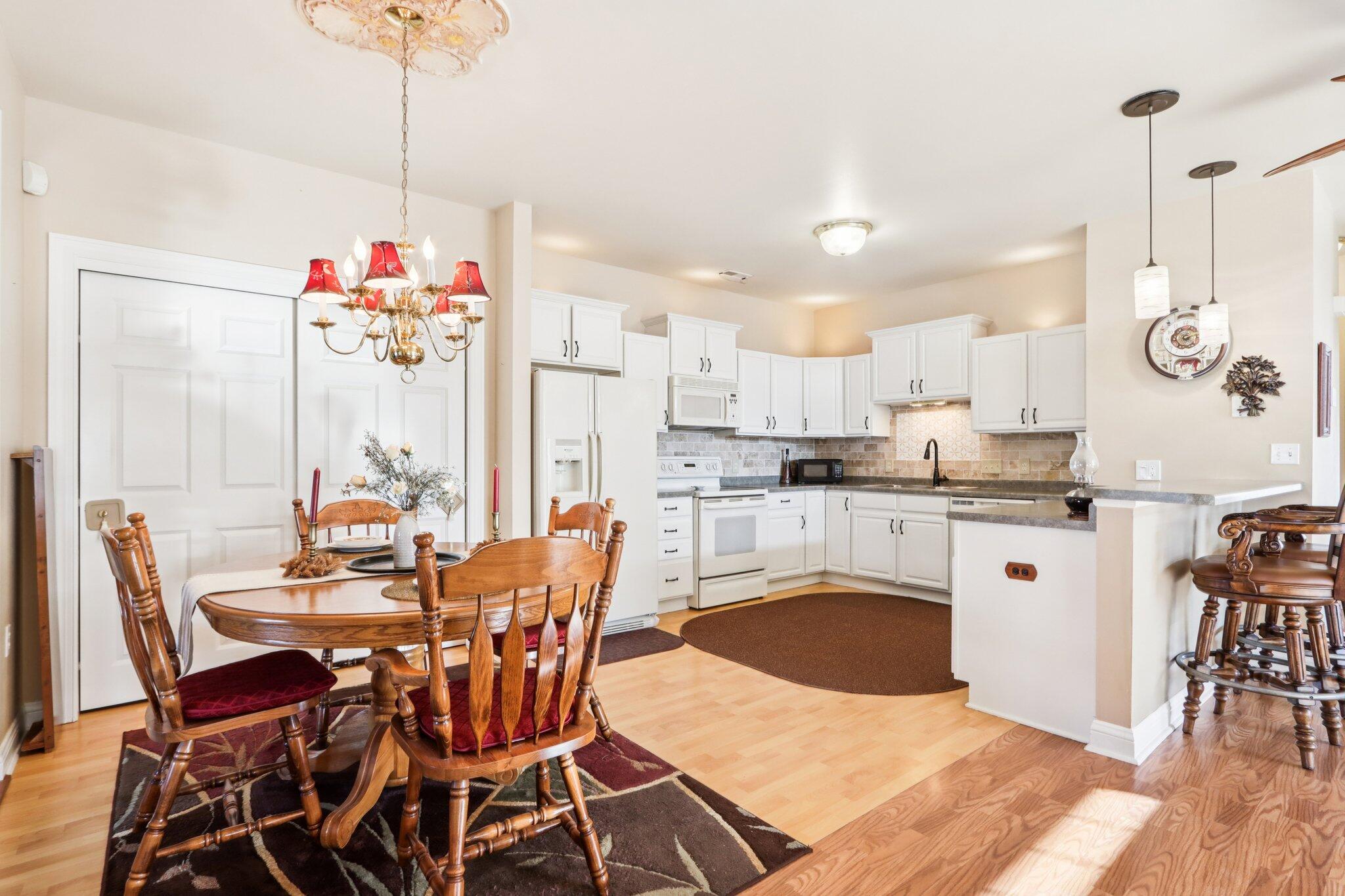8648 Roxbury Way Oak Creek, WI 53154 - Photo 17 of 38 Dining Area/Kitchen!