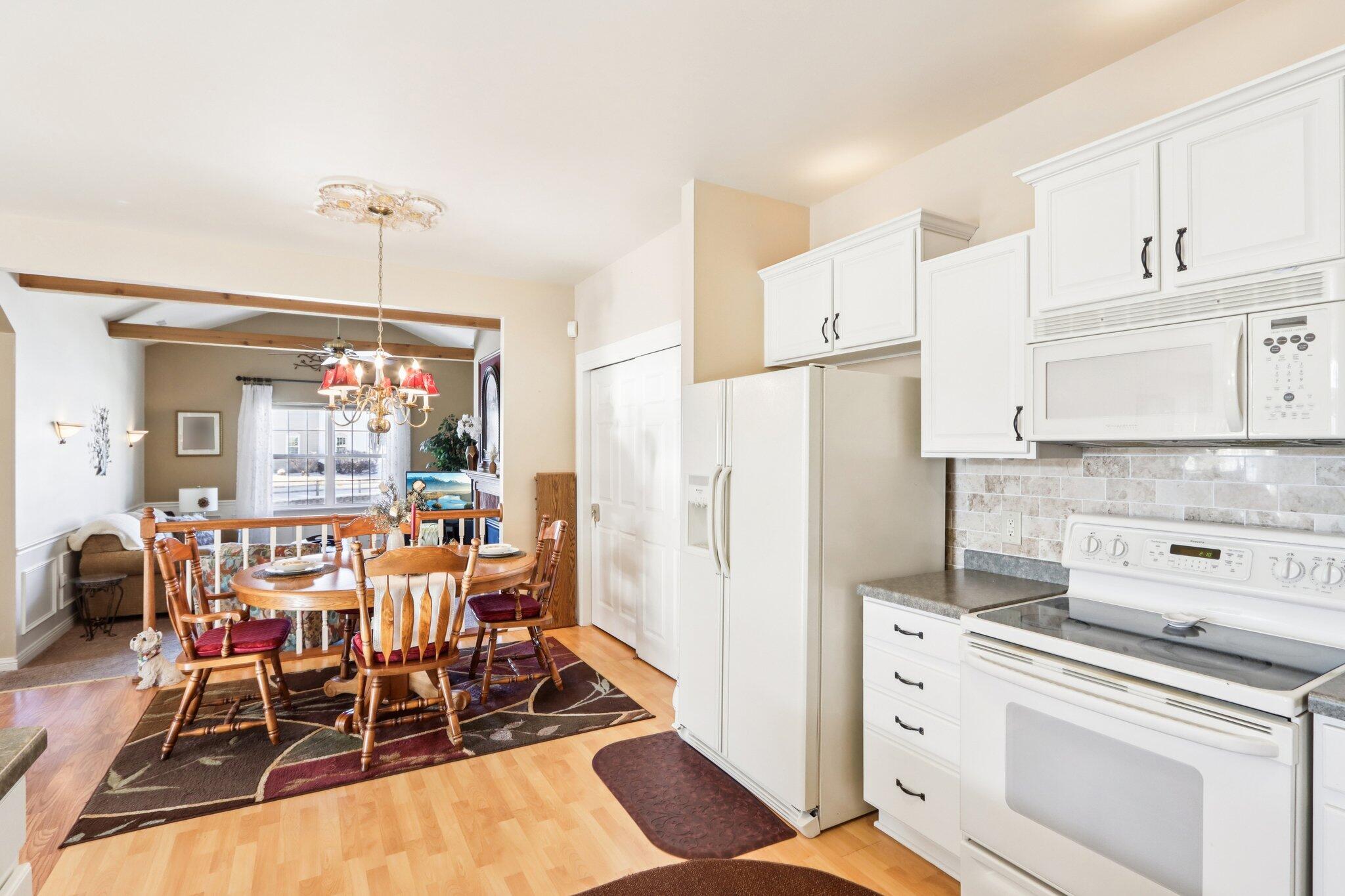 8648 Roxbury Way Oak Creek, WI 53154 - Photo 20 of 38 Kitchen/Dining Area!
