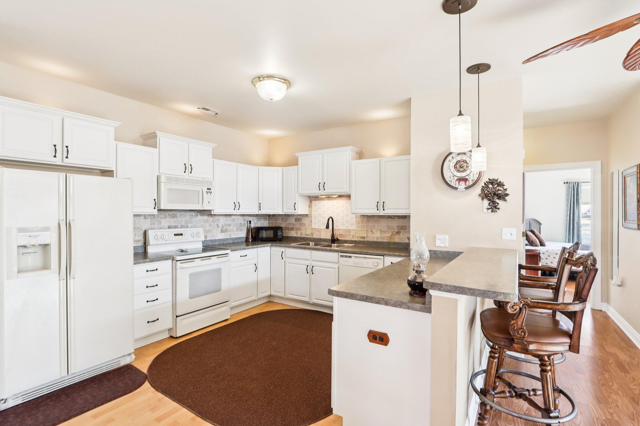 8648 Roxbury Way Oak Creek, WI 53154 - Photo 23 of 38 Kitchen!
