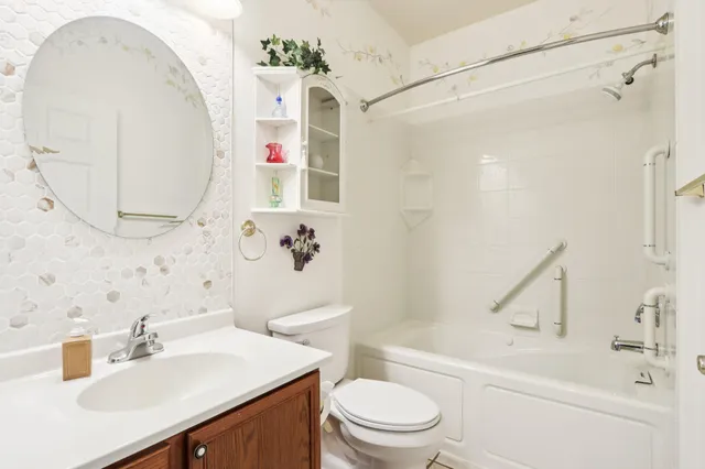 $344,900 | 8648 Roxbury Way, Oak Creek, WI 53154