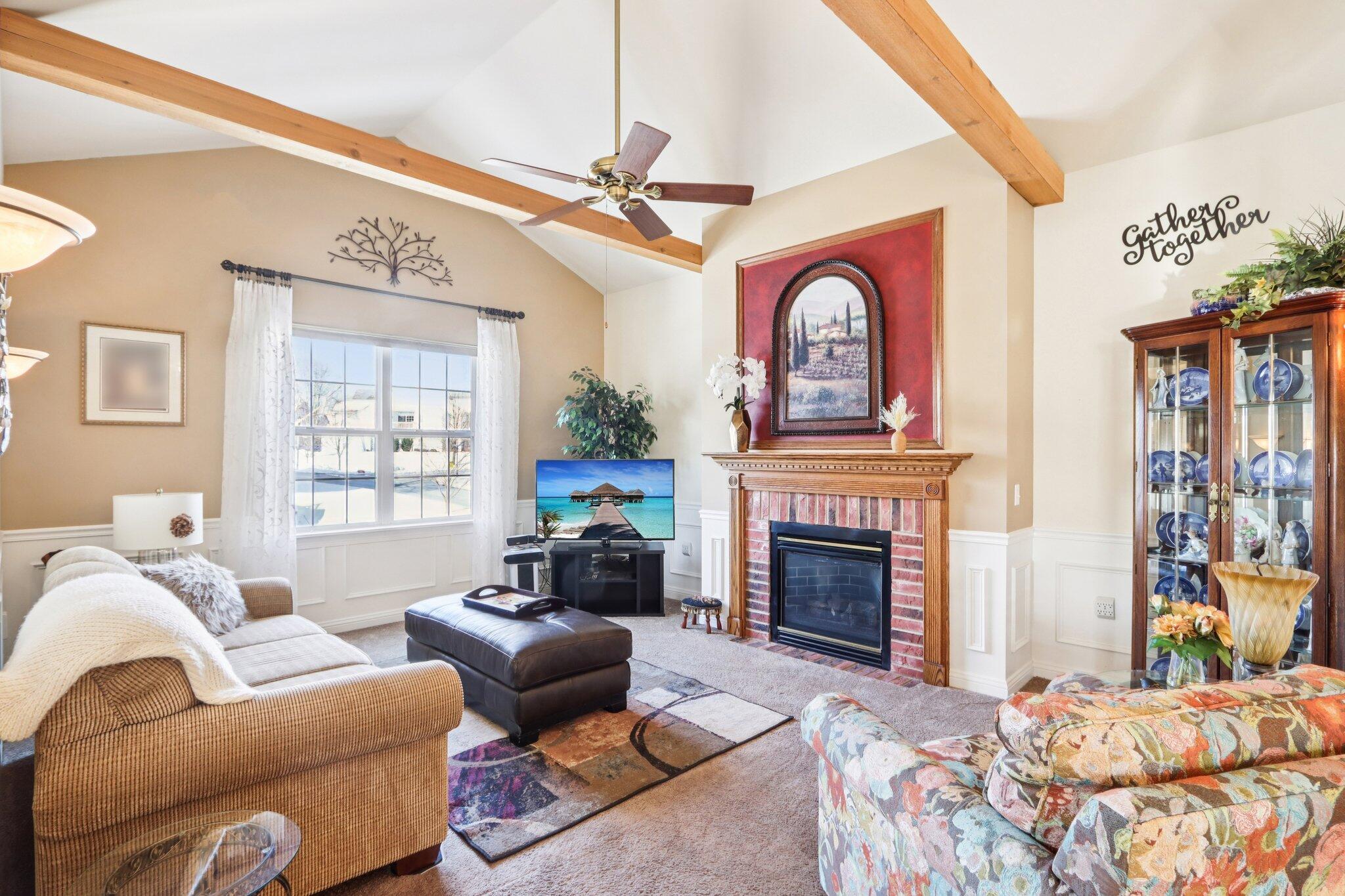 8648 Roxbury Way Oak Creek, WI 53154 - Photo 4 of 38 Family Room!