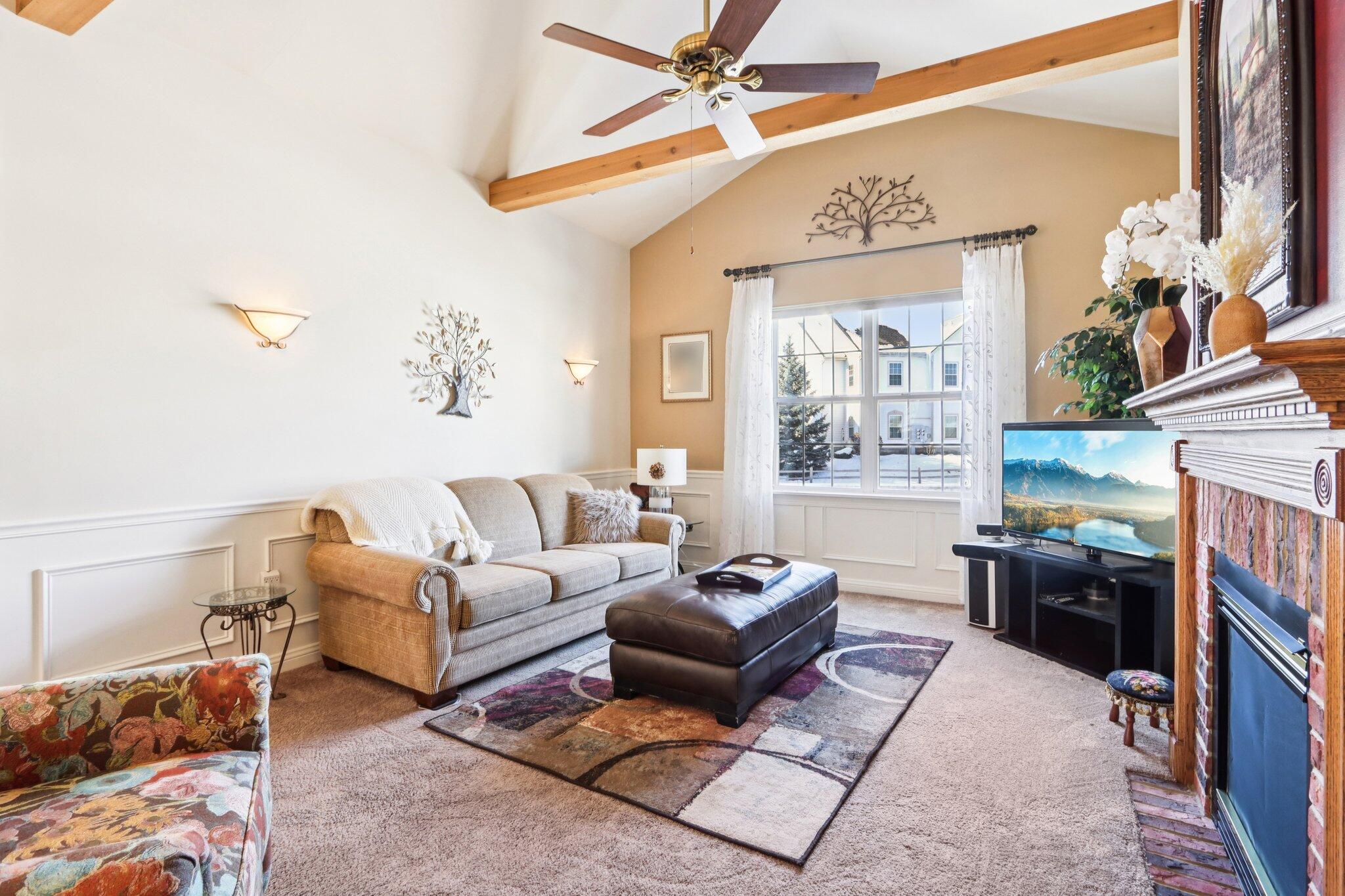 8648 Roxbury Way Oak Creek, WI 53154 - Photo 5 of 38 Family Room!
