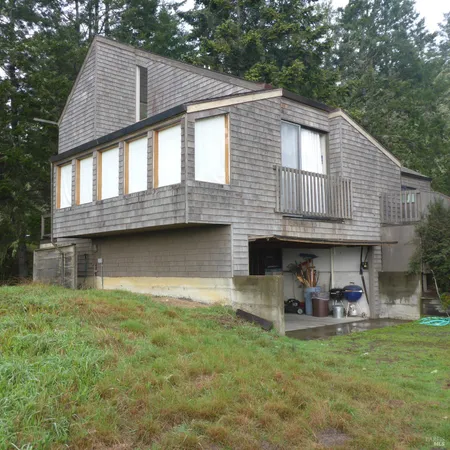 a view of a house with backyard