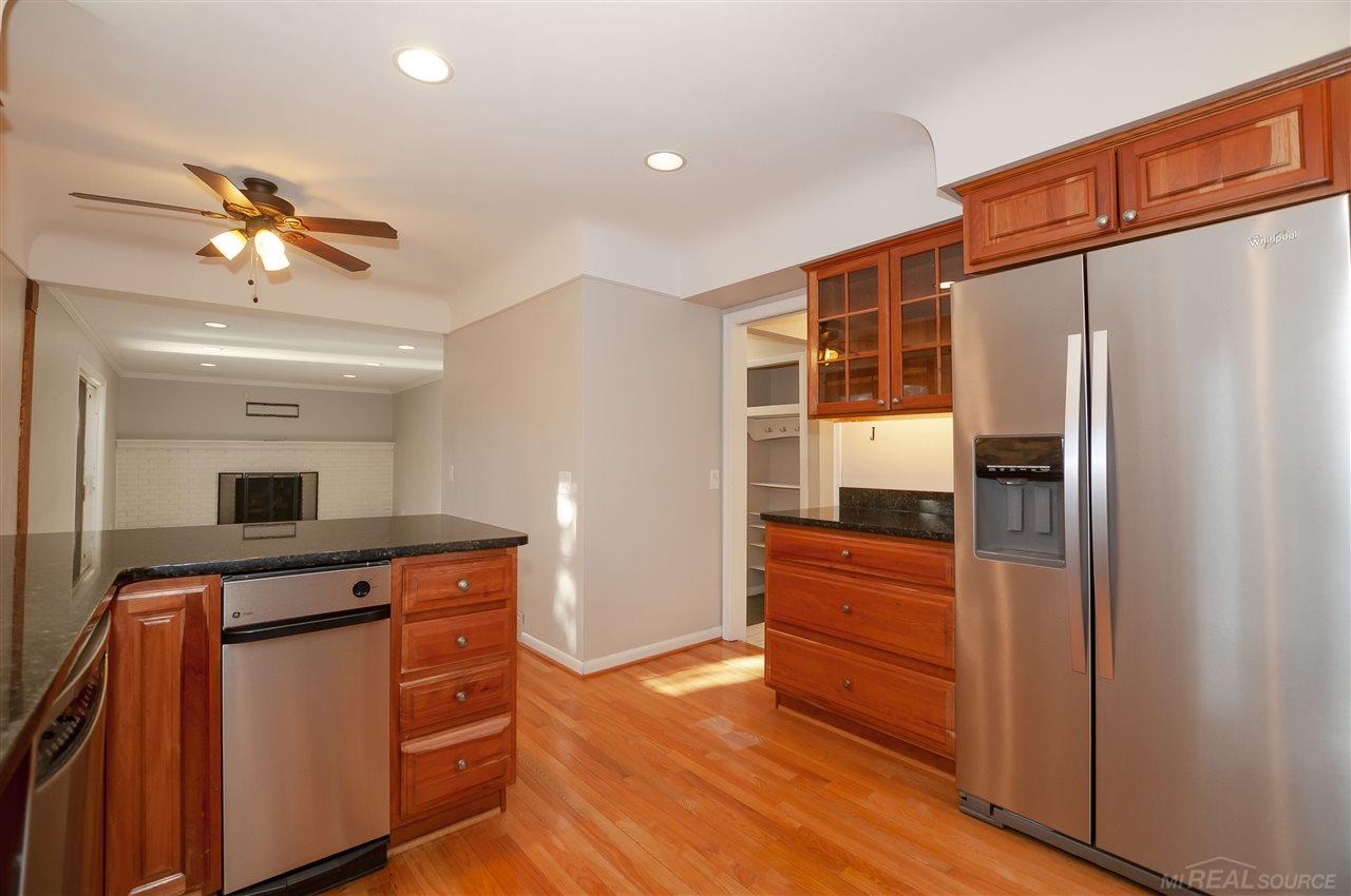 805 Canterbury Road Grosse Pointe Woods, MI 48236 - Photo 11 of 41