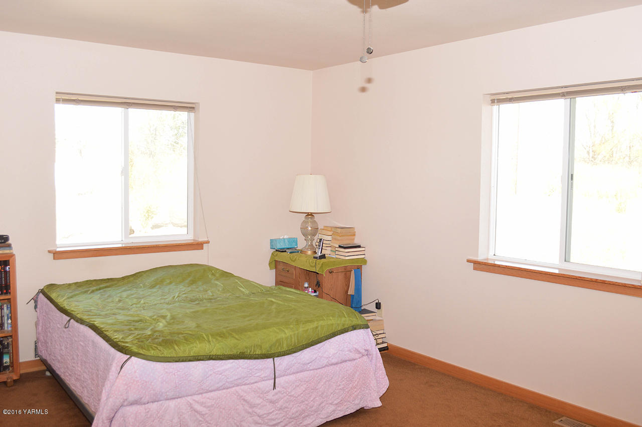 14650 Fisk Road Yakima, WA 98908 - Photo 11 of 38 Second Bedroom