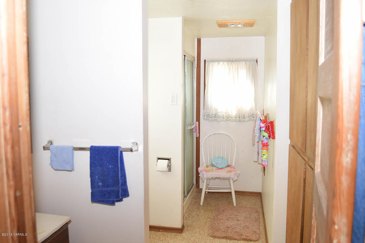14650 Fisk Road Yakima, WA 98908 - Photo 13 of 38 Main Bathroom