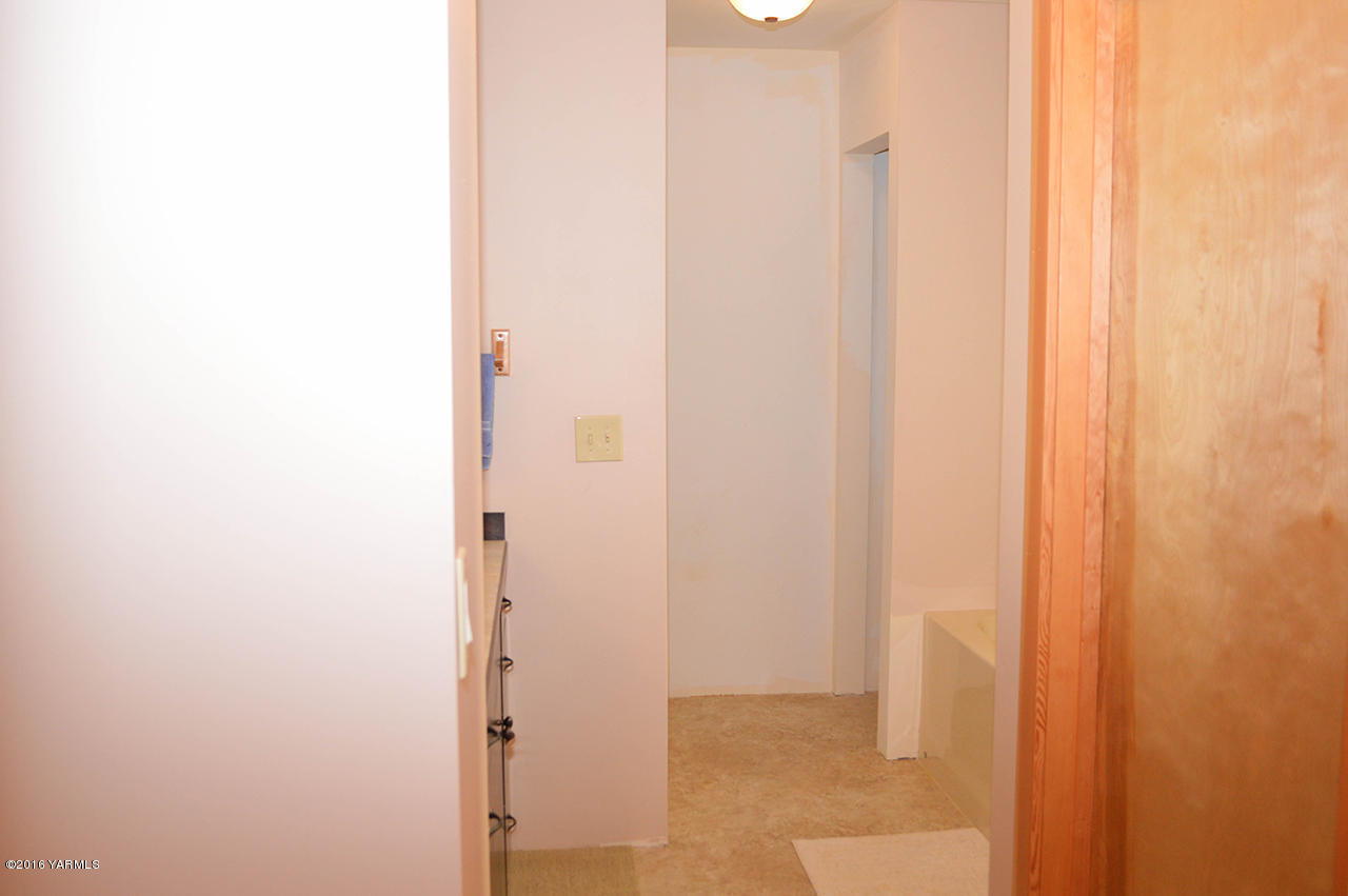 14650 Fisk Road Yakima, WA 98908 - Photo 14 of 38 Second Bathroom