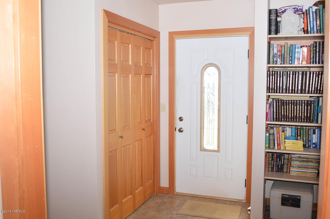 14650 Fisk Road Yakima, WA 98908 - Photo 15 of 38 Front Door