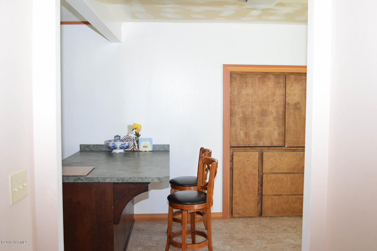 14650 Fisk Road Yakima, WA 98908 - Photo 17 of 38 Kitchen Eating Area