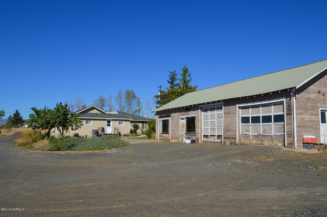 14650 Fisk Road Yakima, WA 98908 - Photo 21 of 38 Garage