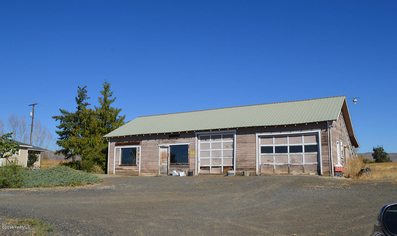 14650 Fisk Road Yakima, WA 98908 - Photo 22 of 38 Garage