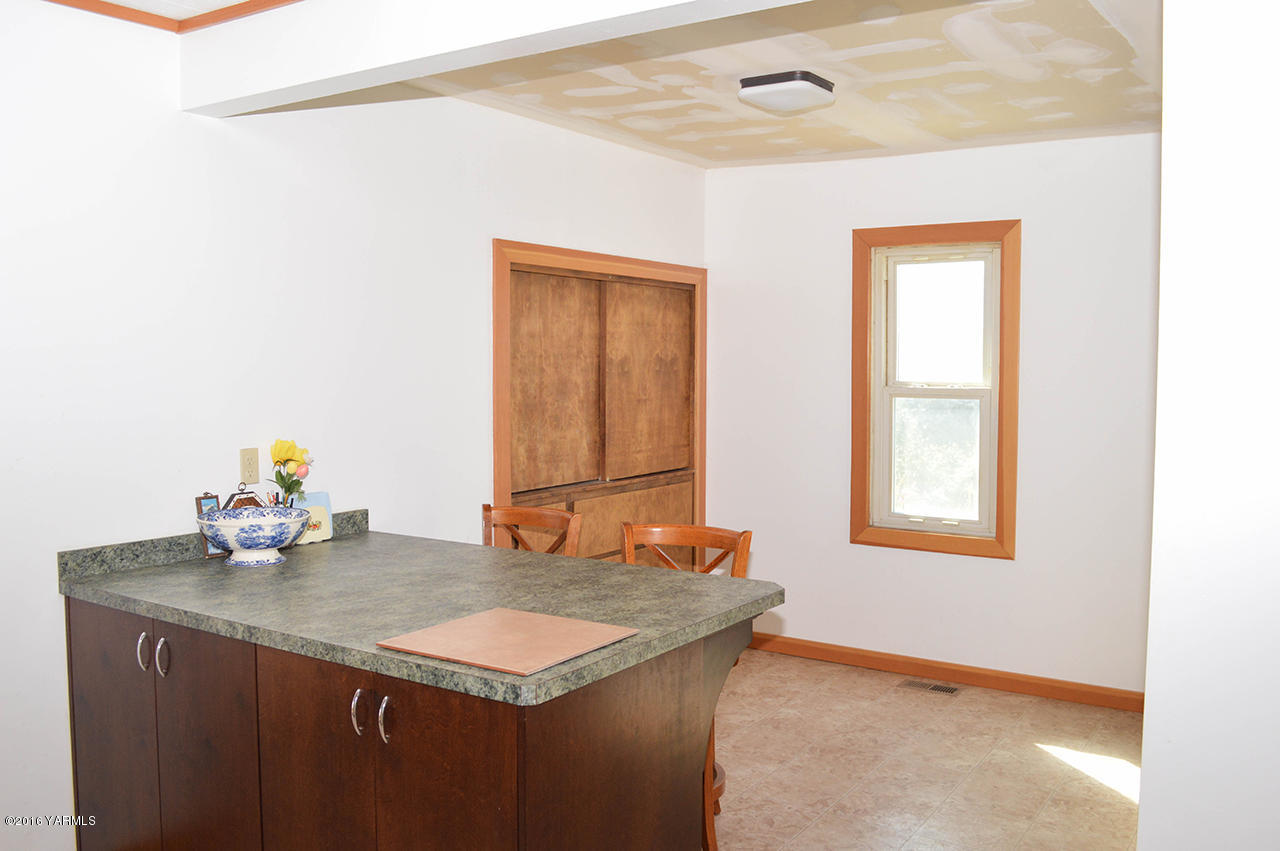 Kitchen Eating Area