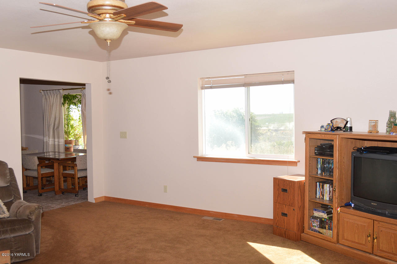 14650 Fisk Road Yakima, WA 98908 - Photo 8 of 38 Living Room - Dining Room
