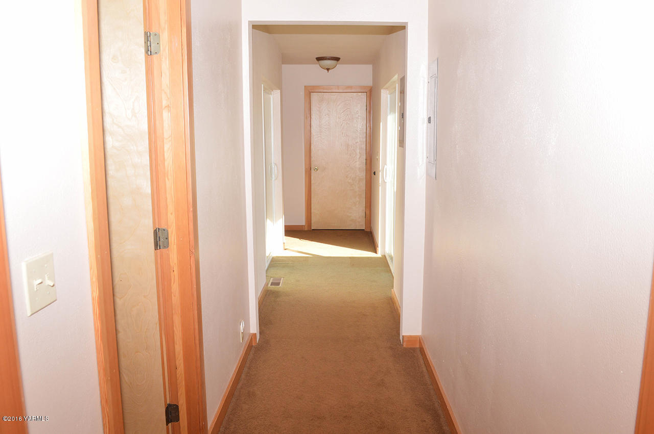 14650 Fisk Road Yakima, WA 98908 - Photo 9 of 38 Hallway