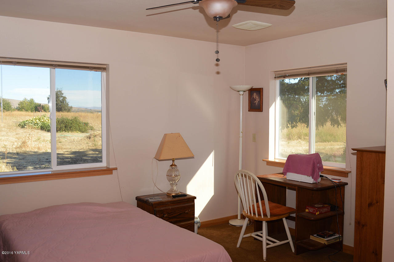 14650 Fisk Road Yakima, WA 98908 - Photo 10 of 38 Master Bedroom