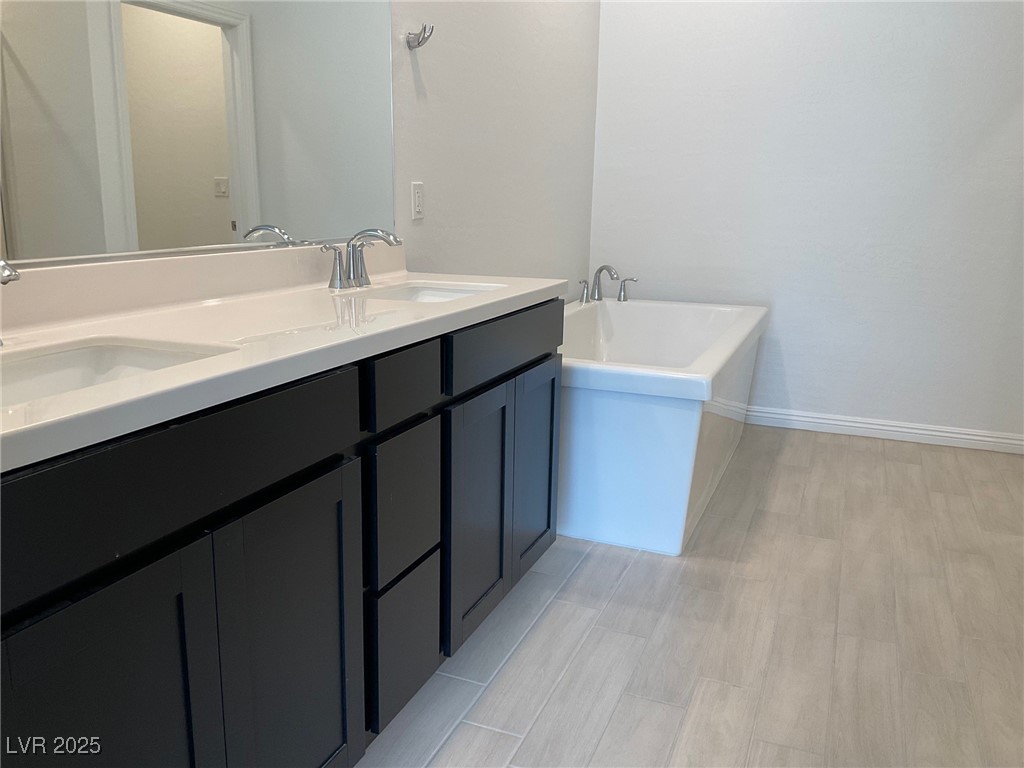 2555 Hampton Road, Unit 4209 Henderson, NV 89052 - Photo 44 of 67 Full bath featuring a soaking tub, double vanity, and light wood-type flooring