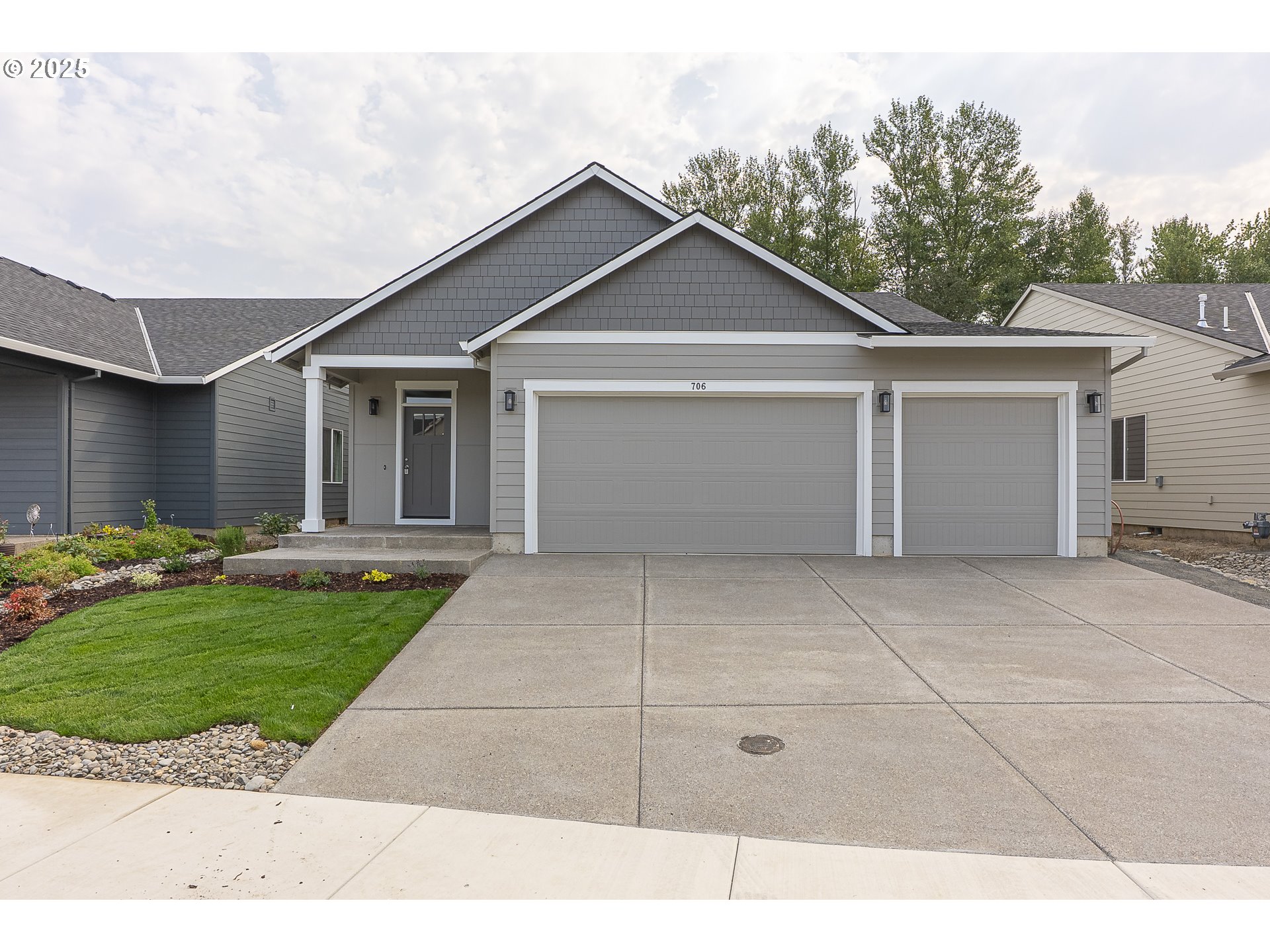 706 Tigerlily Street Silverton, OR 97381 - Photo 2 of 35