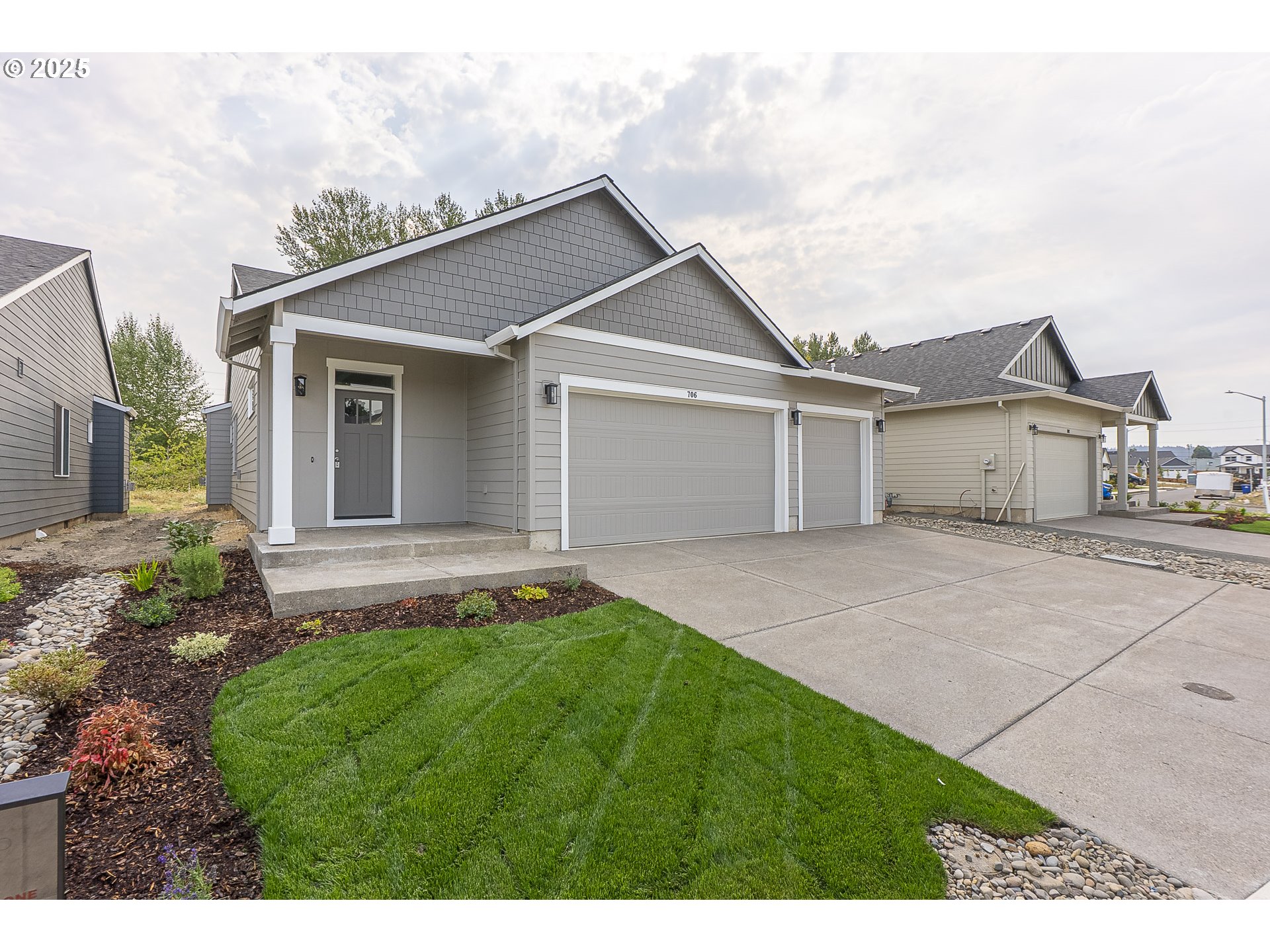 706 Tigerlily Street Silverton, OR 97381 - Photo 3 of 35