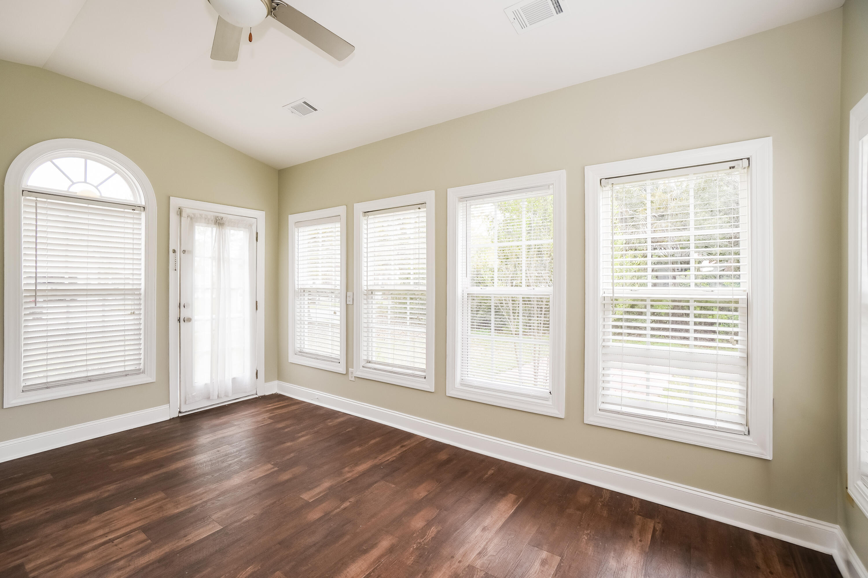 4901 Pineridge Road Summerville, SC 29485 - Photo 15 of 16 9-photo-Sun-Room-301c8797-ffea-4880-8f30