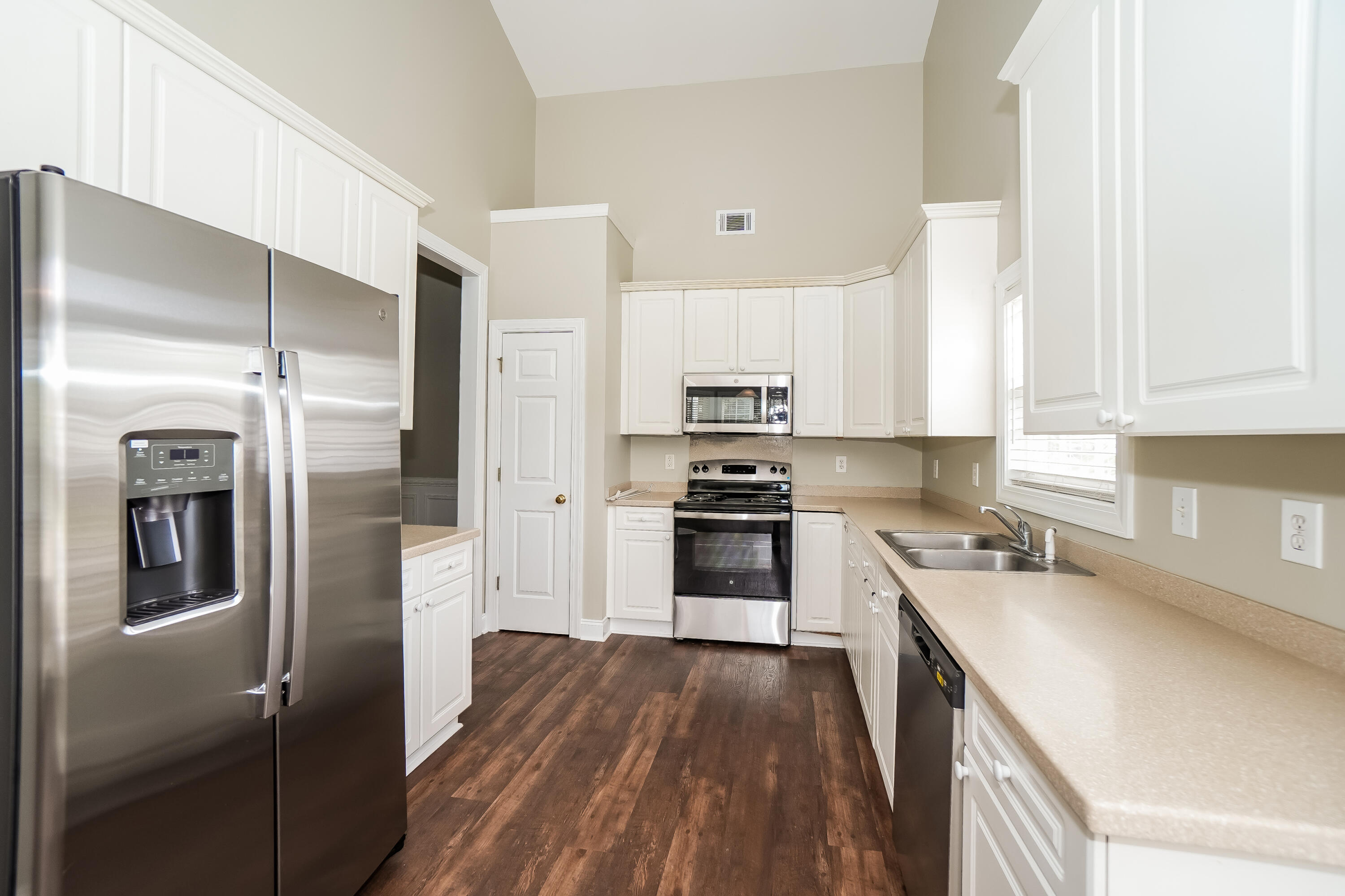 4901 Pineridge Road Summerville, SC 29485 - Photo 3 of 16 7-photo-Kitchen-647812cb-93c7-45f6-8439-