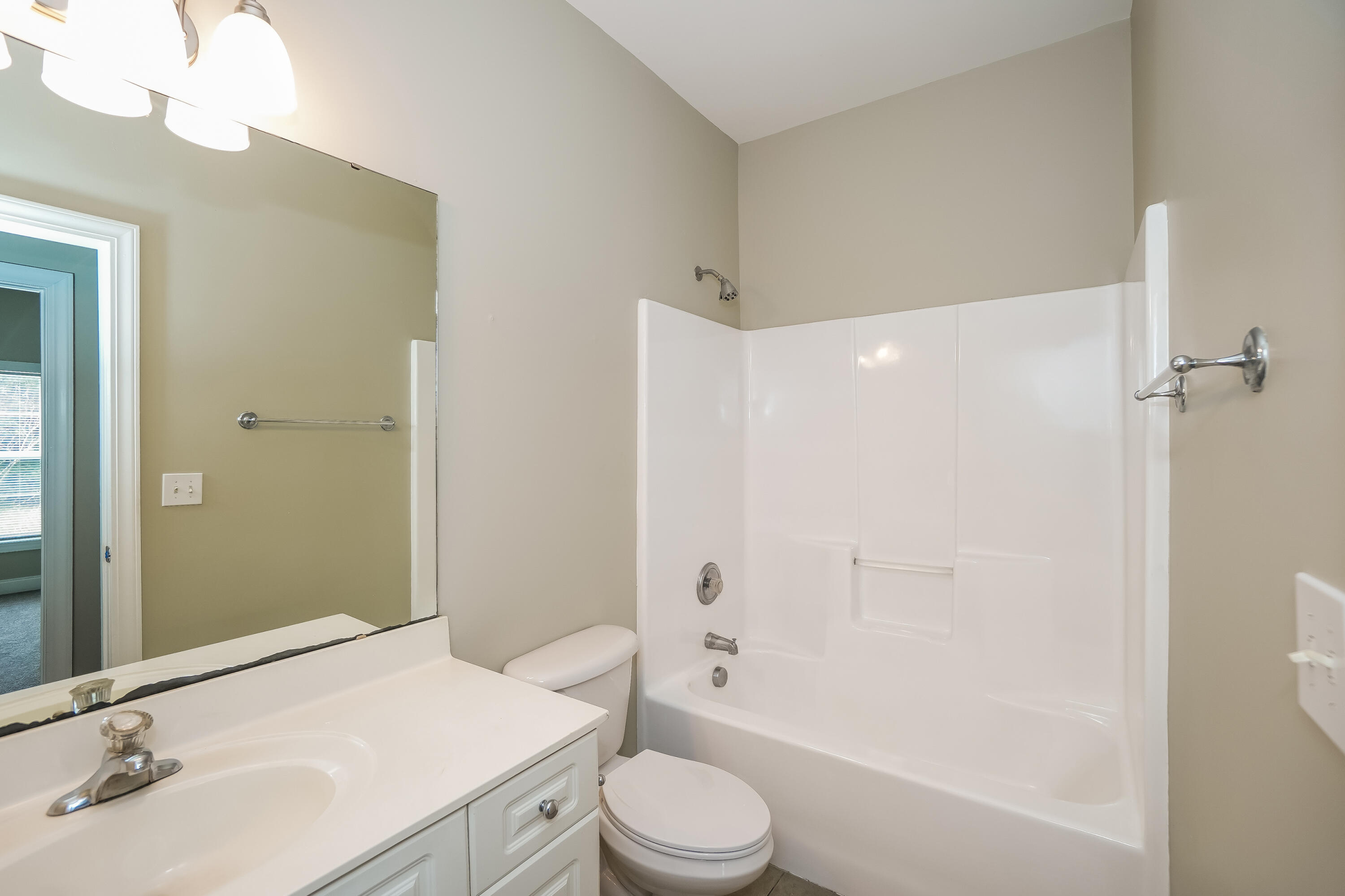 4901 Pineridge Road Summerville, SC 29485 - Photo 10 of 16 16-photo-Bathroom-513cc59e-3b66-4b04-bea