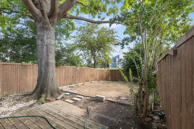 a view of a backyard